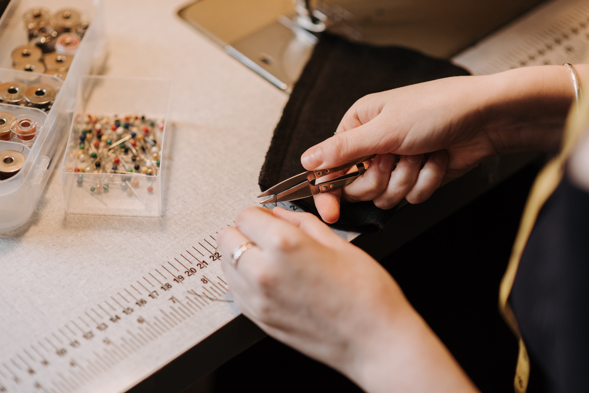 Crop seamstress using sewing nippers